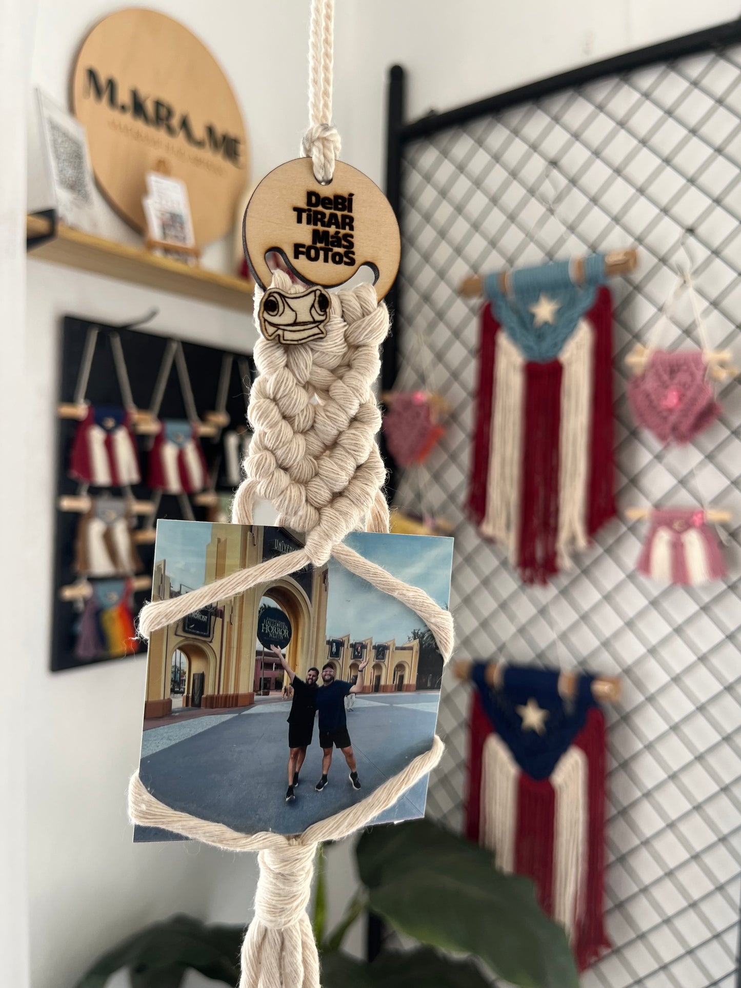 “DeBÍ TiRAR MáS FOtoS” Macrame Photo Hanger