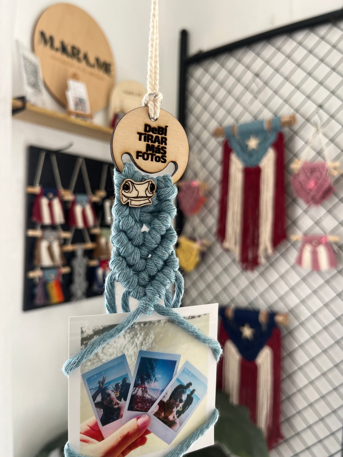 “DeBÍ TiRAR MáS FOtoS” Macrame Photo Hanger