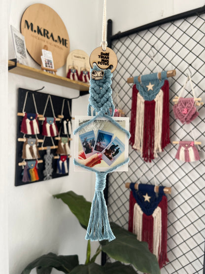 “DeBÍ TiRAR MáS FOtoS” Macrame Photo Hanger