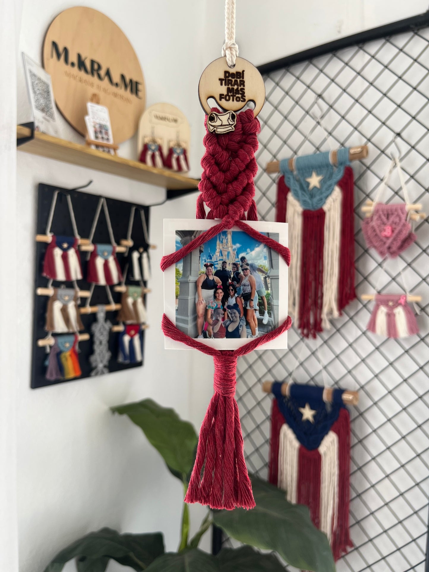 “DeBÍ TiRAR MáS FOtoS” Macrame Photo Hanger